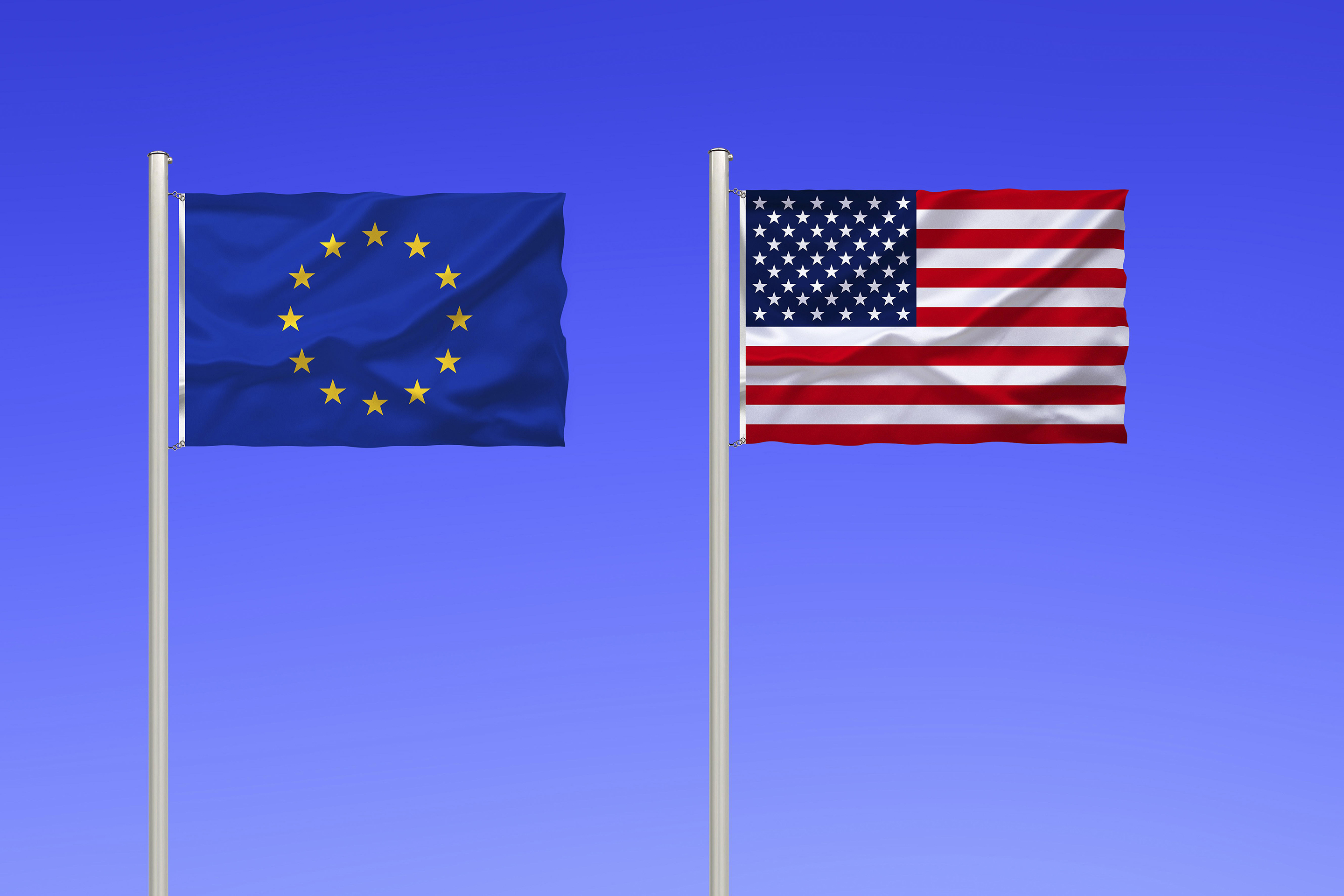 Flagge von Europa und den USA vor blauem Himmel, USA | flag of Europe and USA against blue sky, USA