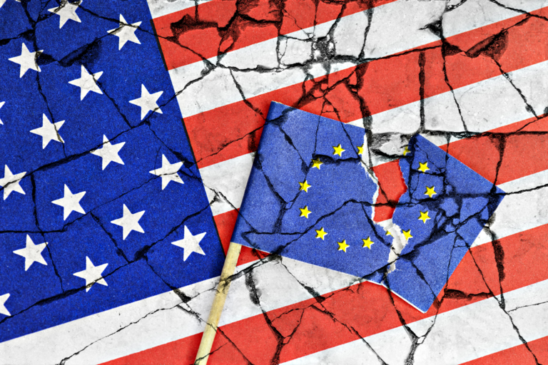 brüchige Flaggen der USA und der EU