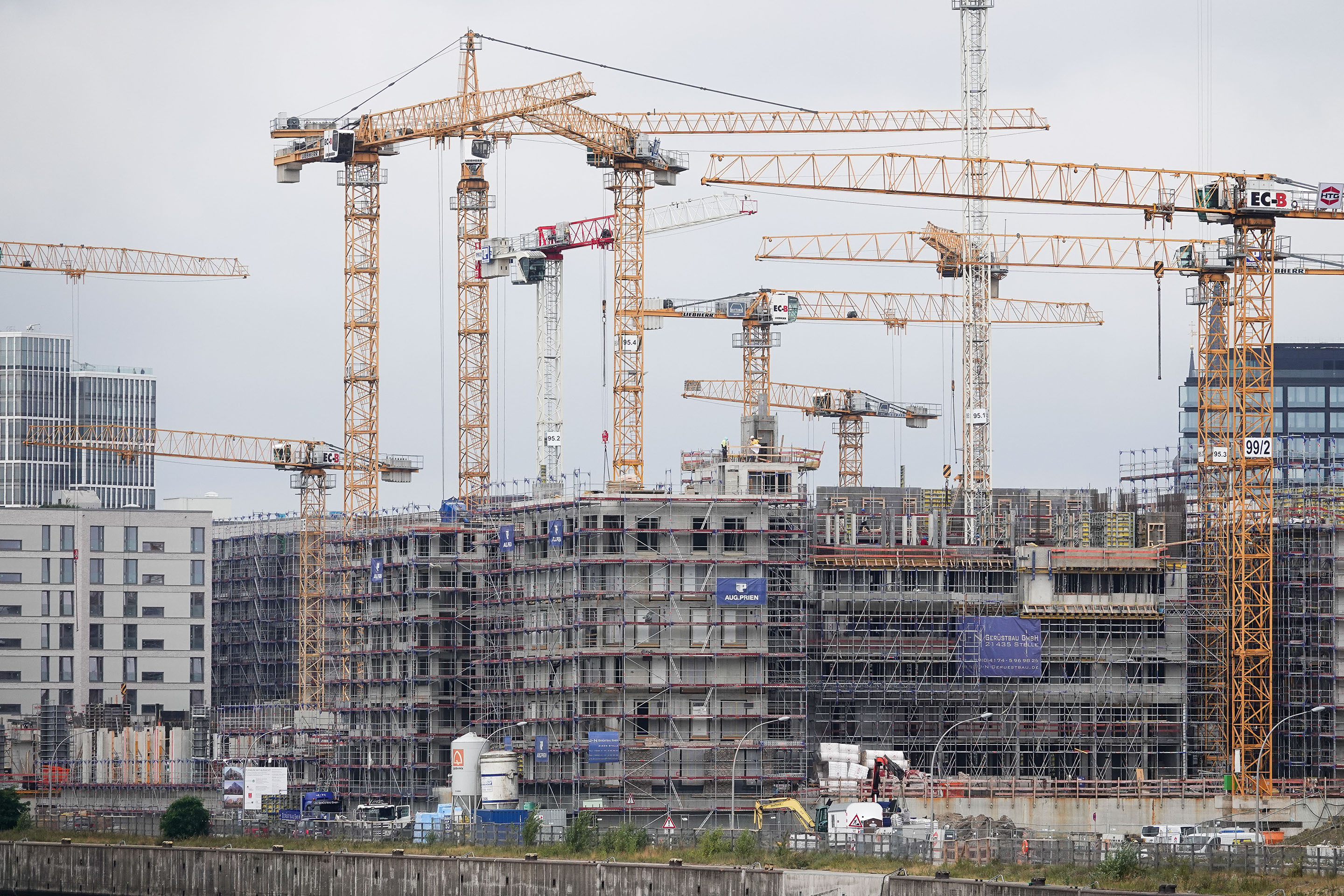 Kräne sind auf einer Baustelle im Quartier Baakenhafen in der Hafencity