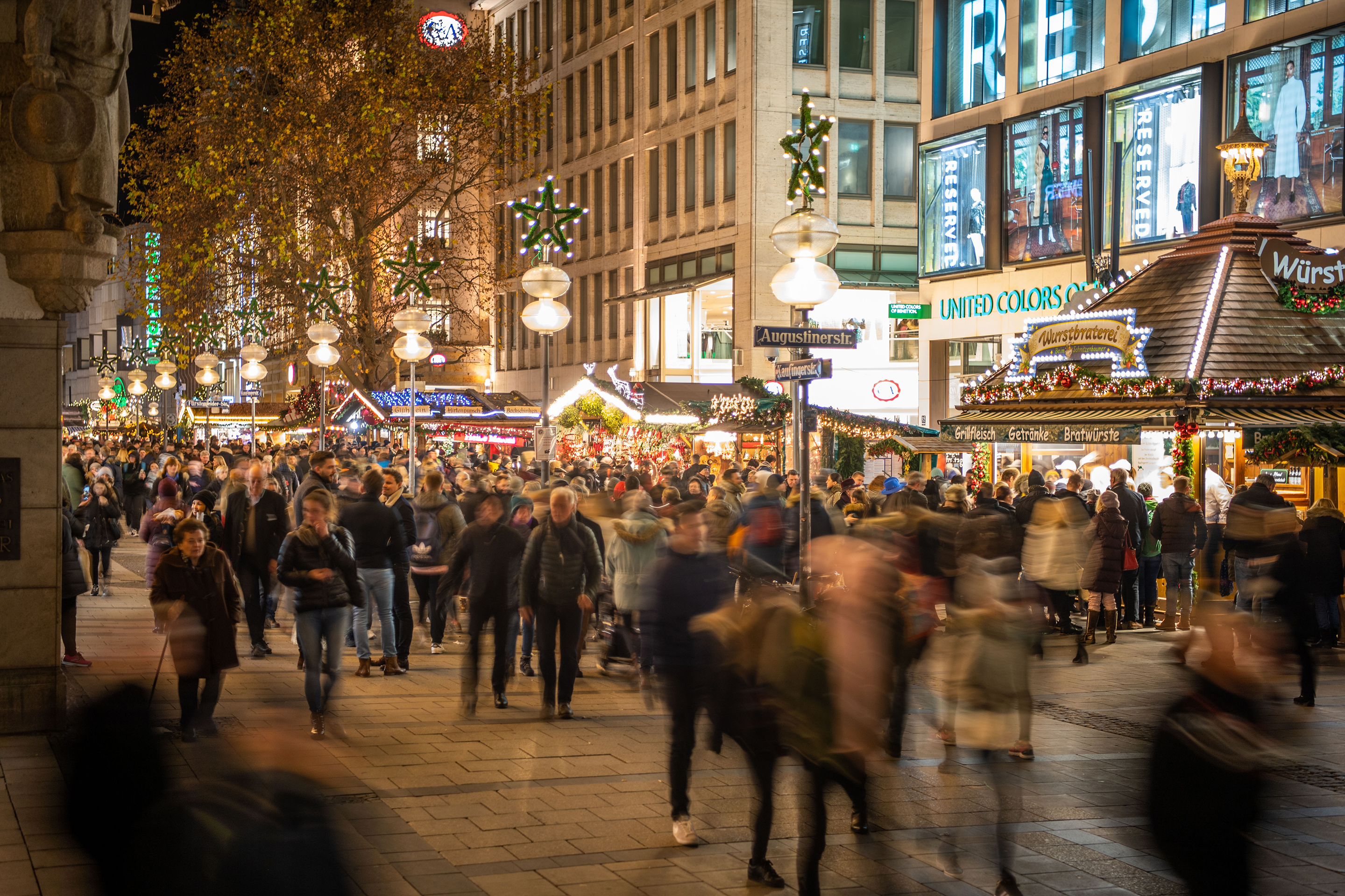 Am ersten Adventwochenende sind zahlreiche Menschen in der Kaufingerstraße in der Landeshauptstadt Bayerns unterwegs