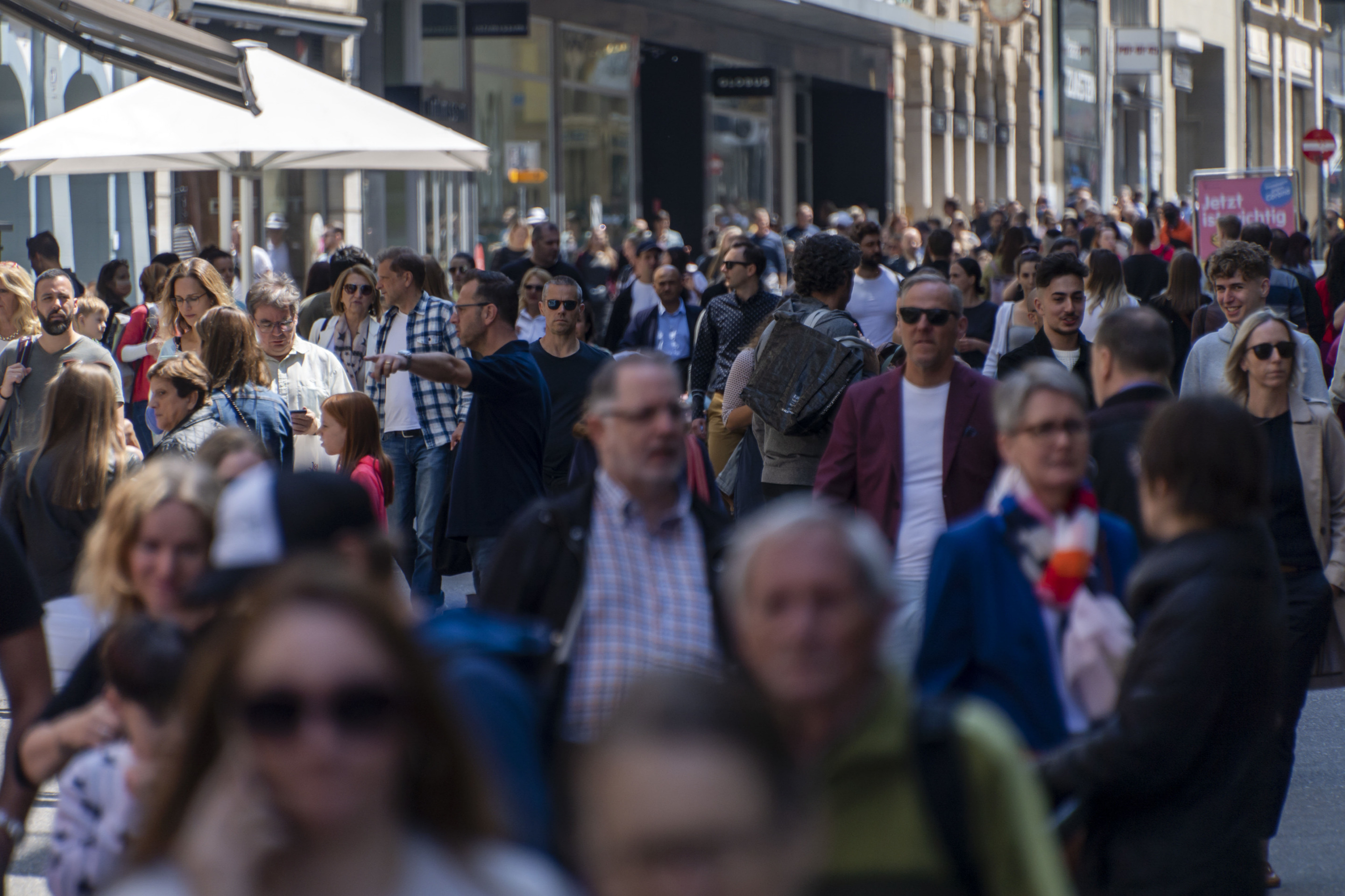 Die dicht bevoelkerte Einkaufsmeile Freie Strasse in Basel