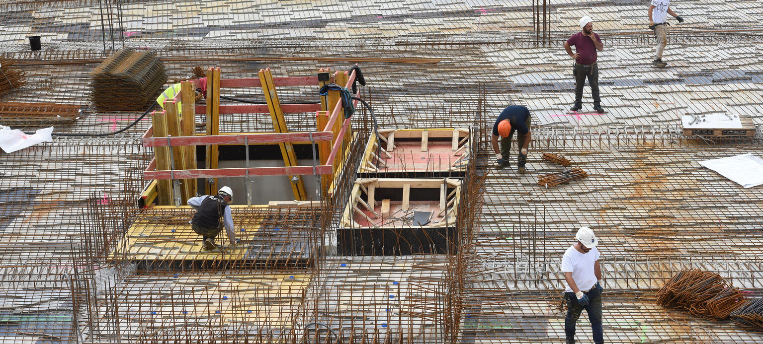 Bauarbeiter auf Baugerüst, Neubau Mehrfamilienhäuser Baustelle, Essen