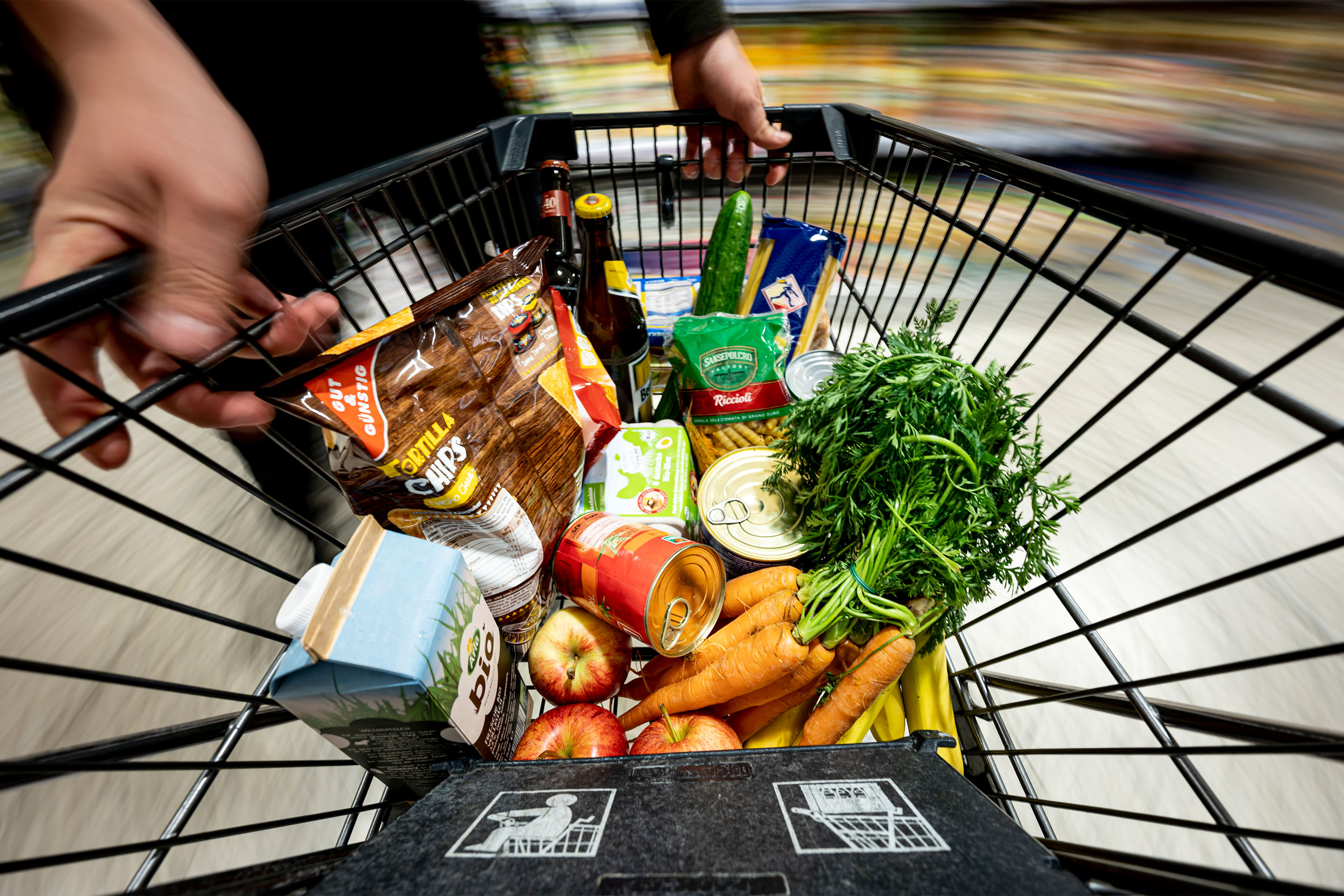 Ein Einkauf liegt in einem Einkaufswagen in einem Supermarkt. Inflationsmonitor