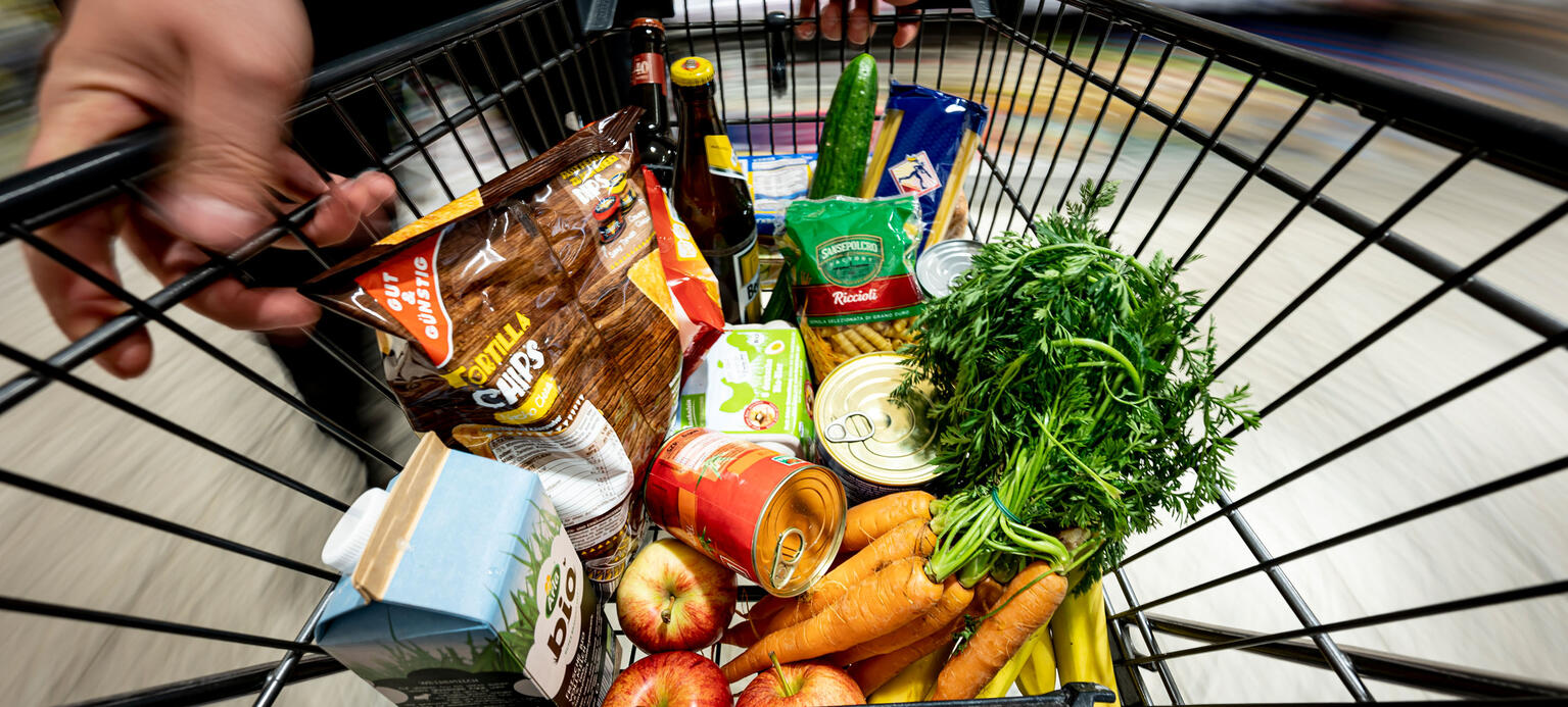 Ein Einkauf liegt in einem Einkaufswagen in einem Supermarkt. Inflationsmonitor