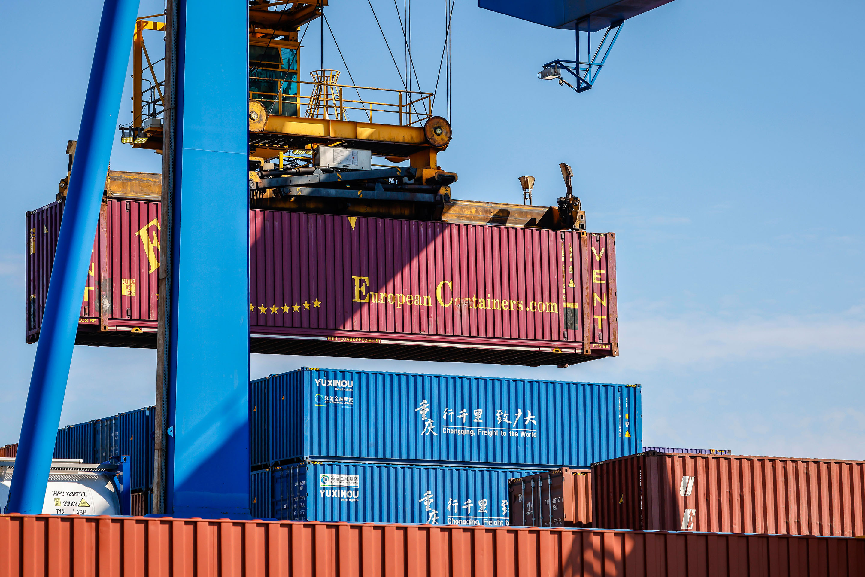 Duisburg, Ruhrgebiet, Nordrhein-Westfalen, Deutschland - Europa und China Container im Duisburger Hafen