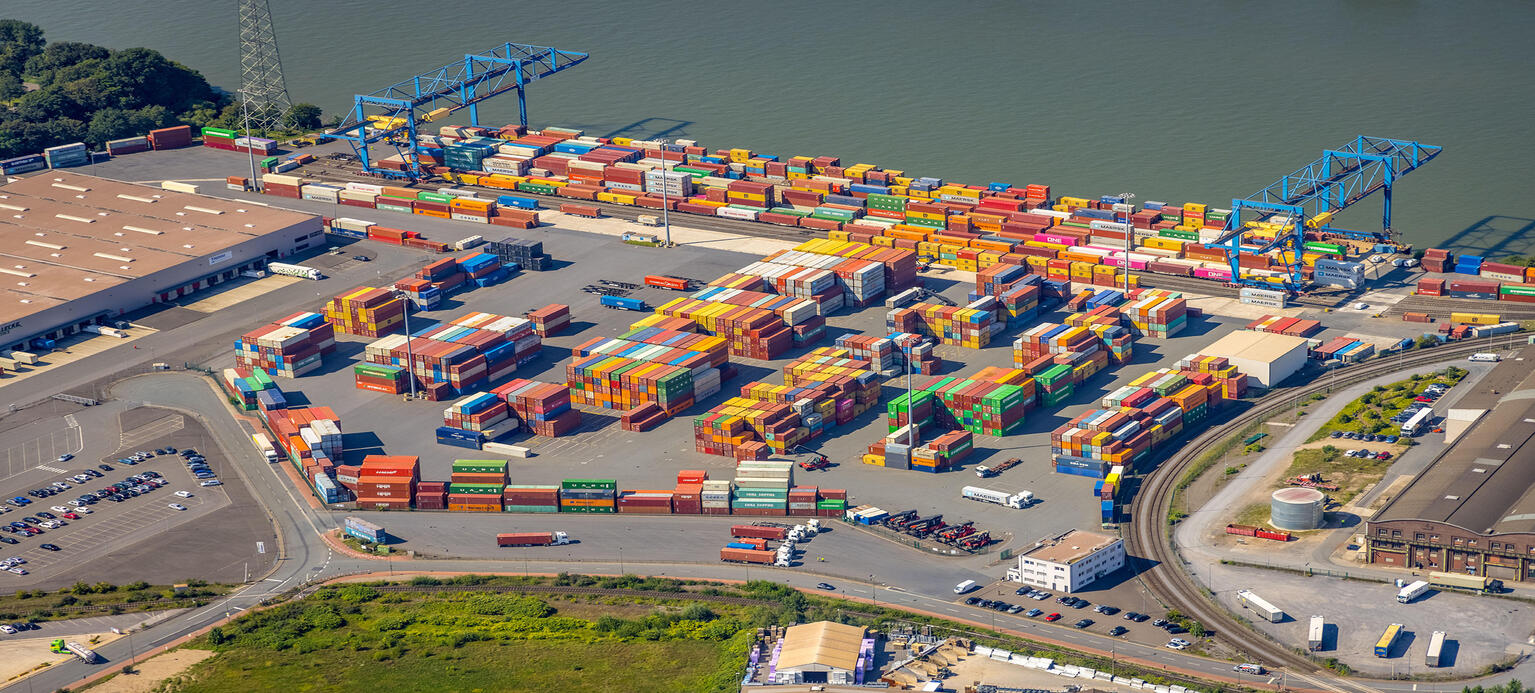 Containerterminal im Containerhafen des Binnenhafen der DIT Duisburg