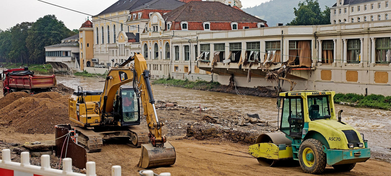 Flutkatastrophe 2021, Aufräumarbeiten am Kurhaus direkt an dem Fluss Ahr, Bad Neuenahr-Ahrweiler, Wohlfahrtsindex