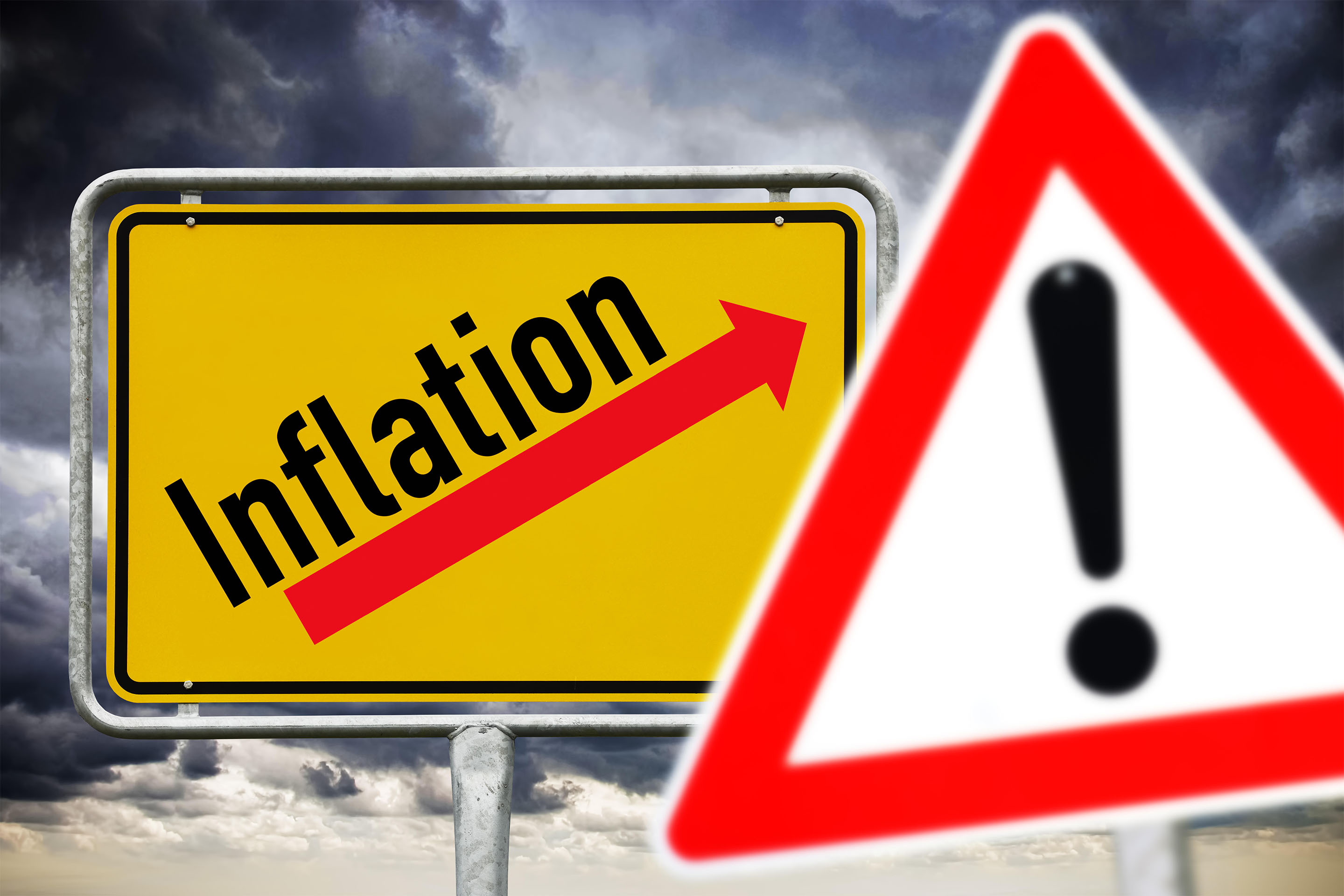 FOTOMONTAGE, Ortsschild Inflation und Gefahrenschild, Anstieg der Inflationsrate - Inflationsmonitor