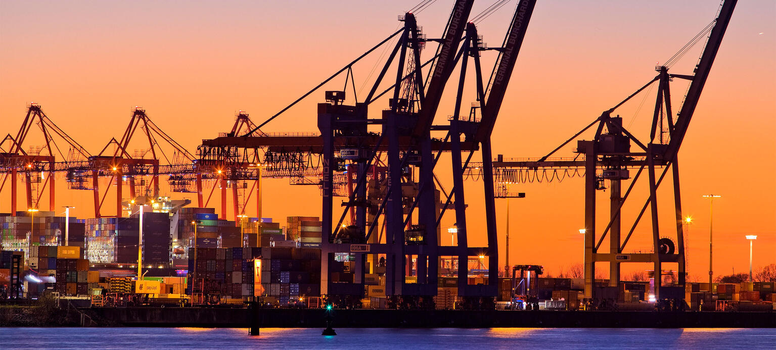 Verladekraene am Containerterminal Burchardkai beim Sonnenuntergang, Hamburger Hafen, Konjunkturindikator