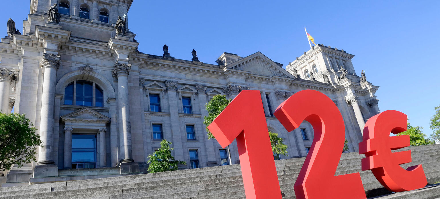 Kundgebung zur Befürwortung des 12-Euro-Mindestlohns vor dem Reichstagsgebäude.