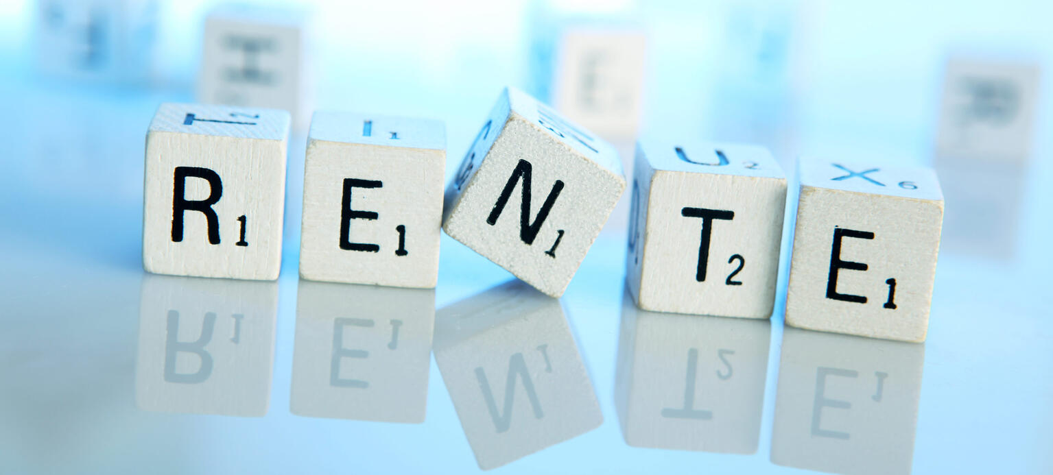 Der Begriff Rente aus Scrabble-Buchstabensteinen zusammengesetzt. 