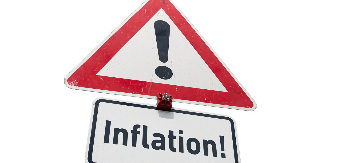 Warnschild 'Gefahrstelle' und ein Zusatzschild mit der Aufschrift 'Inflation!' - Inflationsmonitor