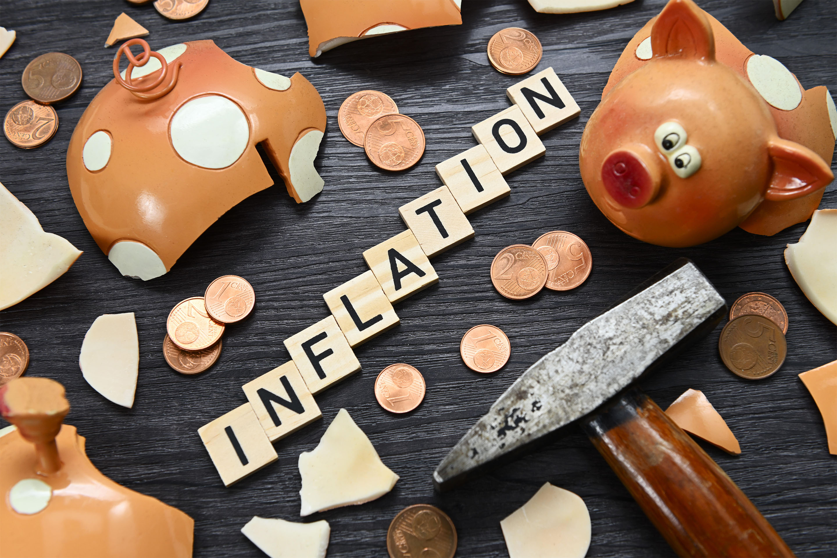 Schriftzug Inflation und geschlachtetes Sparschwein 