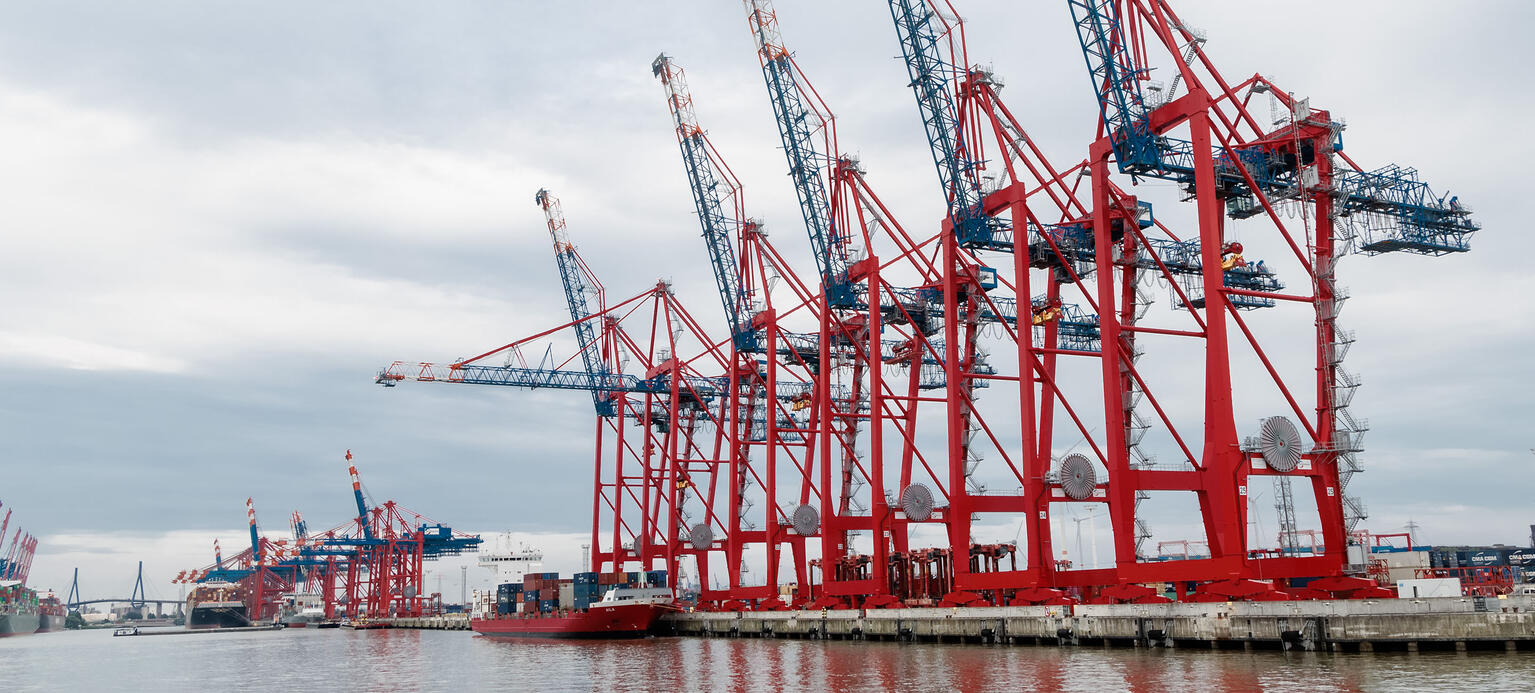 Das HHLA Container Terminal Burchardkai (l) und das Eurogate Container Terminal Hamburg (r) liegen sich am Waltershofer Hafen gegenüber - Konjunkturindikator 