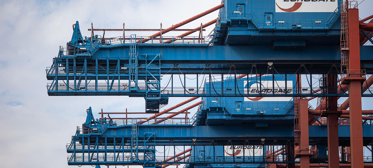 Entladen eines Containerschiff am Eurogate Container Terminal im Hafen von Hamburg. 