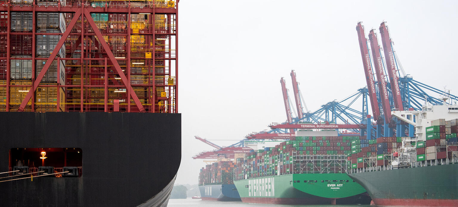 Containerschiffe liegen im Hafen - Konjunkturindikator