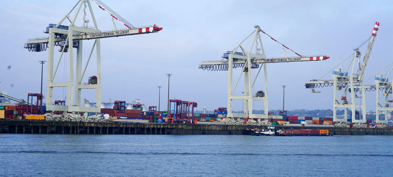 Chinesisches Cosco Schiff am Terminal Tollerort - Konjunkturindikator