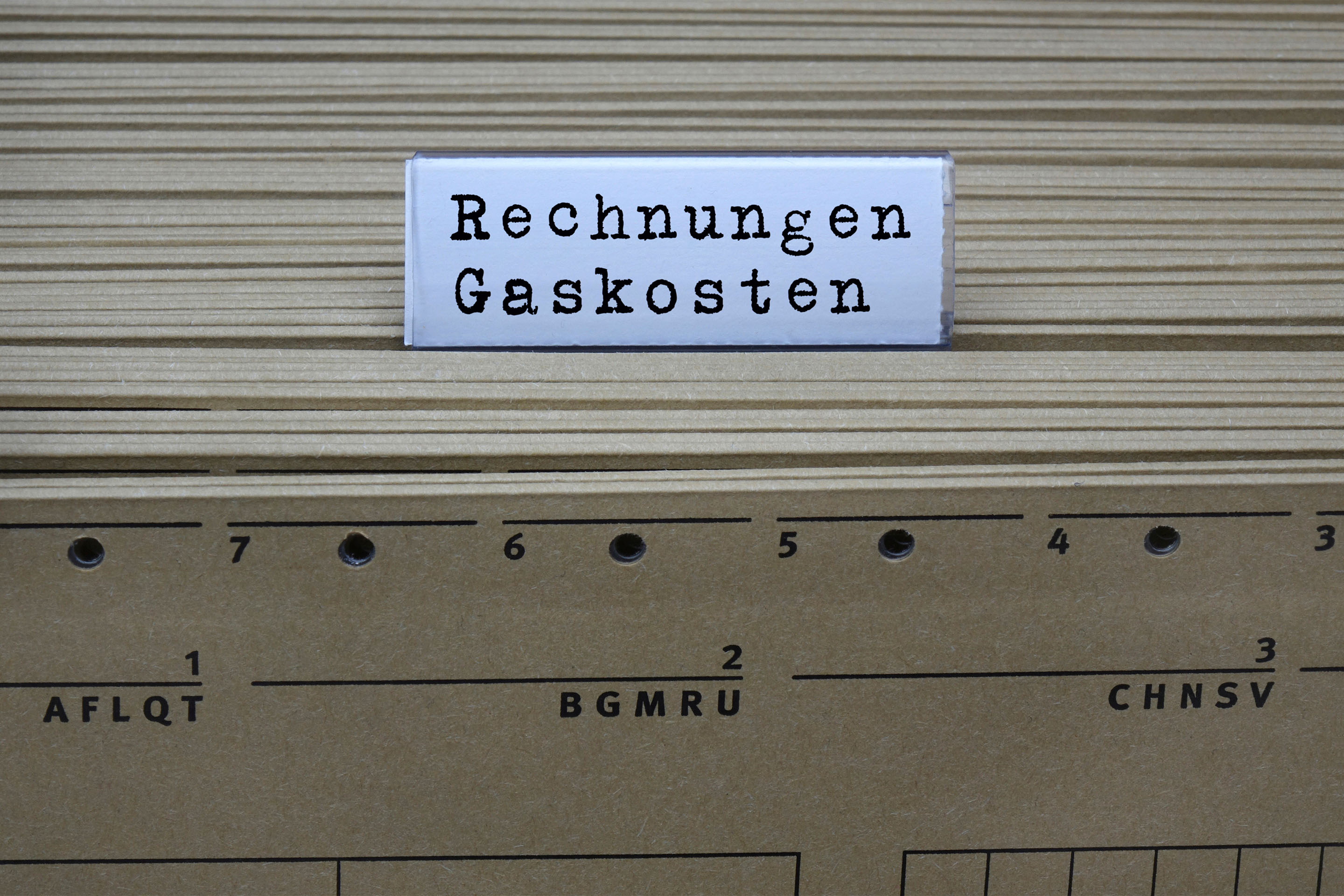 An einem Haengeregister steht der Schriftzug Rechnungen Gaskosten. Gaspreisbremse