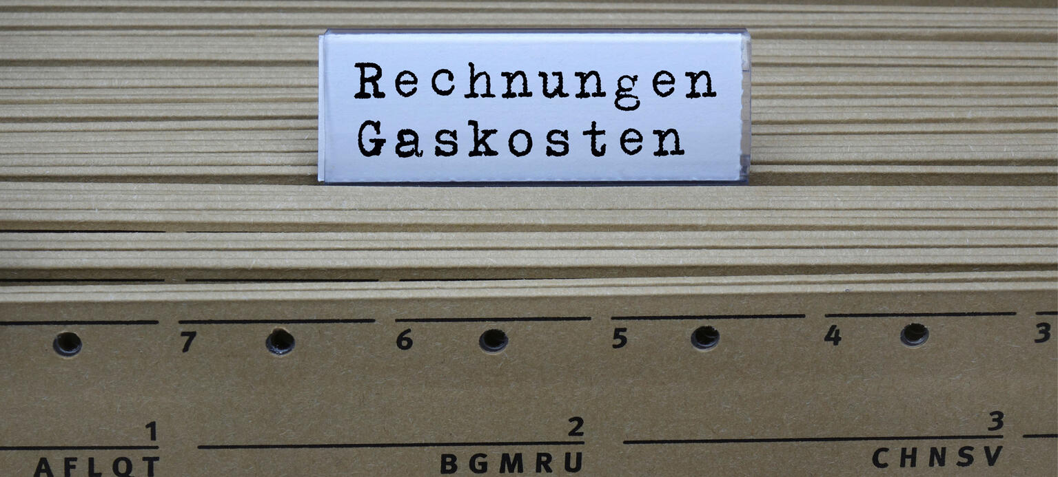 An einem Haengeregister steht der Schriftzug Rechnungen Gaskosten. Gaspreisbremse