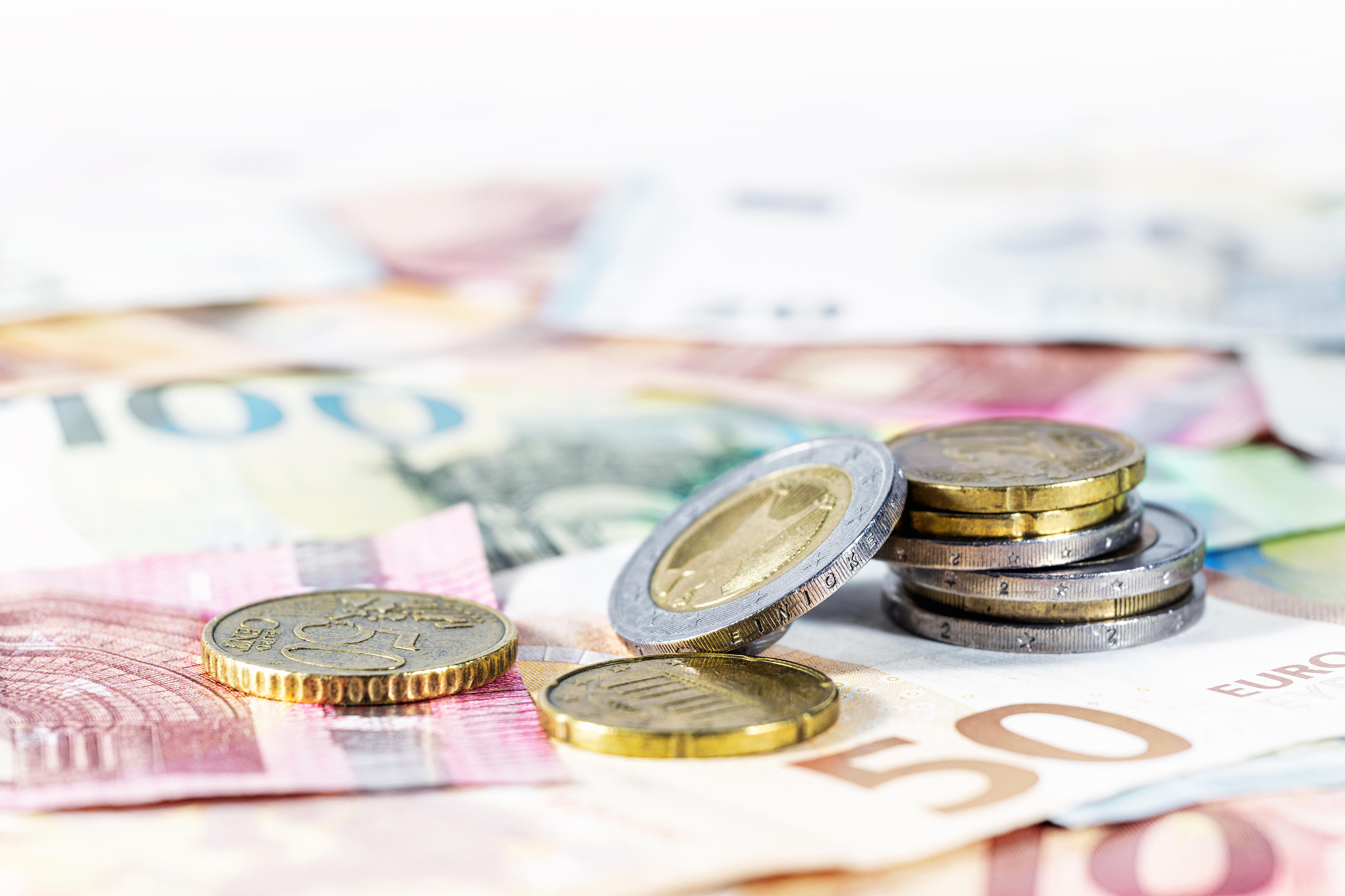 Euro Scheine und Münzen, Tarifbilanz