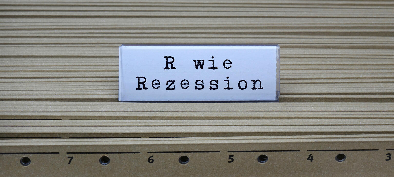 An einem Haengeregister steht der Schriftzug R wie Rezession.