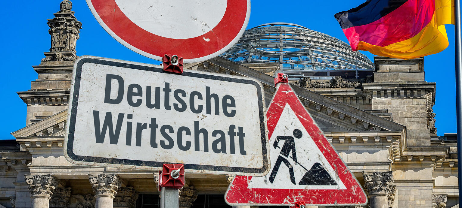 Schilder an einer imaginären Baustelle. Verkehrszeichen 250 (Verbot für Fahrzeuge aller Art) in runder Form, ein Zusatzschild mit der Aufschrift: 'Deutsche Wirtschaft' an einem Schildermast und im Hintergrund das Schild Zeichen 123 Arbeitsstelle bzw. Baustelle vor dem Berliner Reichstagsgebäude bei sonnigem Wetter und blauen Himmel mit einer im Wind wehenden Deutschlandflagge. Symbolbild für die schwächelnde Deutsche Wirtschaft. - Konjunkturindikator