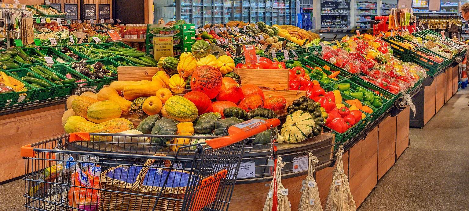 Abteilung mit Obst und Gemüse in einem Supermarkt.