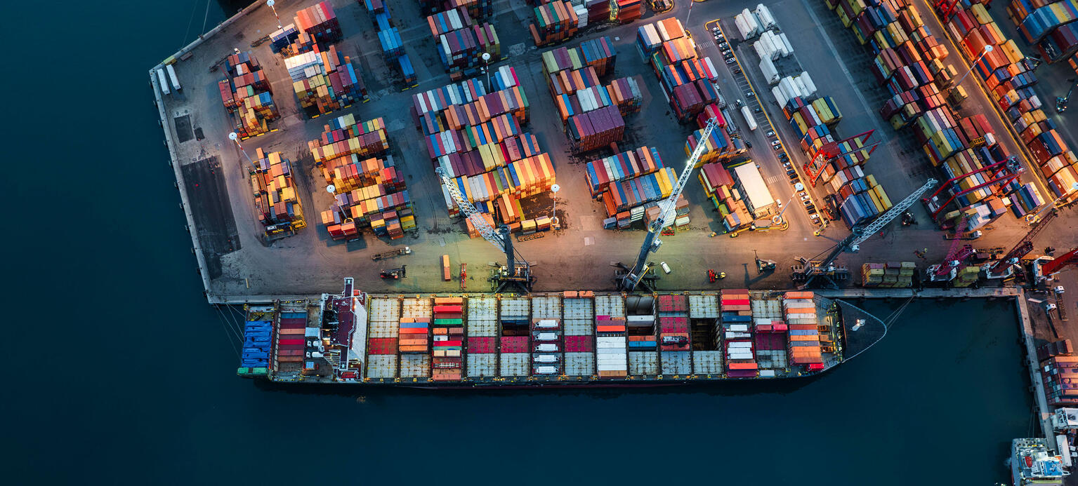 Foto: Containerhafen in der Froschperspektive