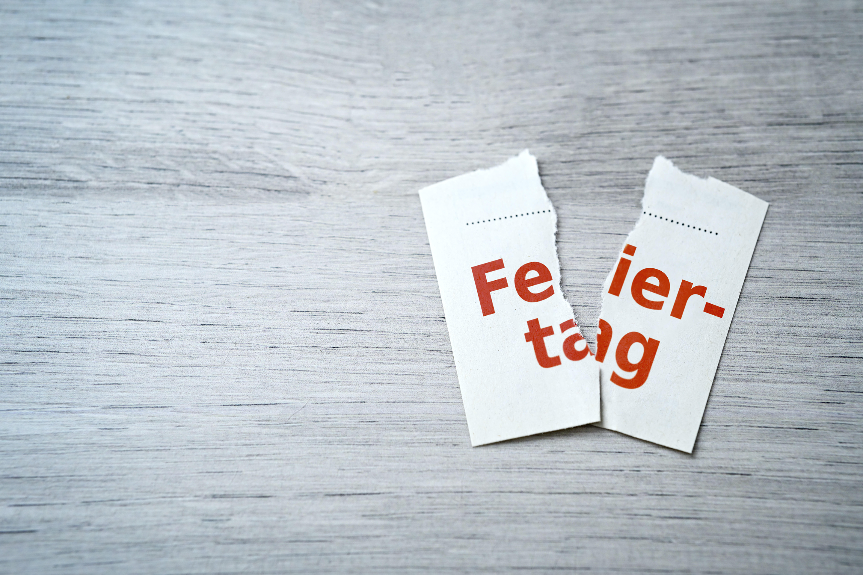  Zerrissenes Kalenderblatt mit Aufschrift Feiertag, Fotomontage 