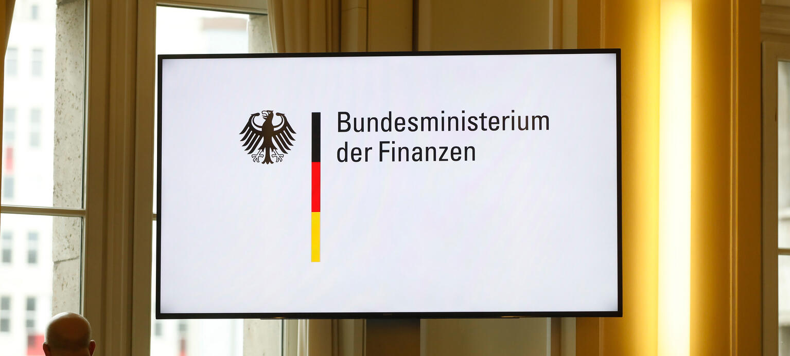 Symbolbild: Schild mit der Aufschrift 'Bundesministerium der Finanzen'.