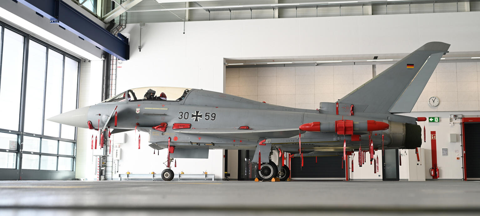 Ein Eurofighter steht in einem Flughanger.