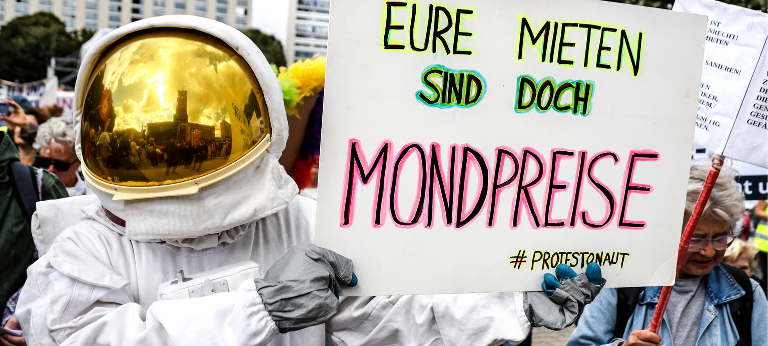 Ein Demonstrant im Astronautenkostüm demonstriert gegen hohe Mieten und Verdrängung und für Enteignung von Wohnungsbaugesellschaften, tausende Menschen demostrierten in Berlin, 05.09.2026.