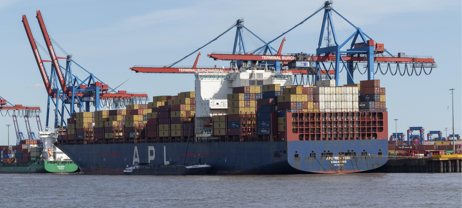 Containerschiff NYK Rigel mit Tankschiff am Containerterminal Burchardkai im Hafen von Hamburg, Deutschland