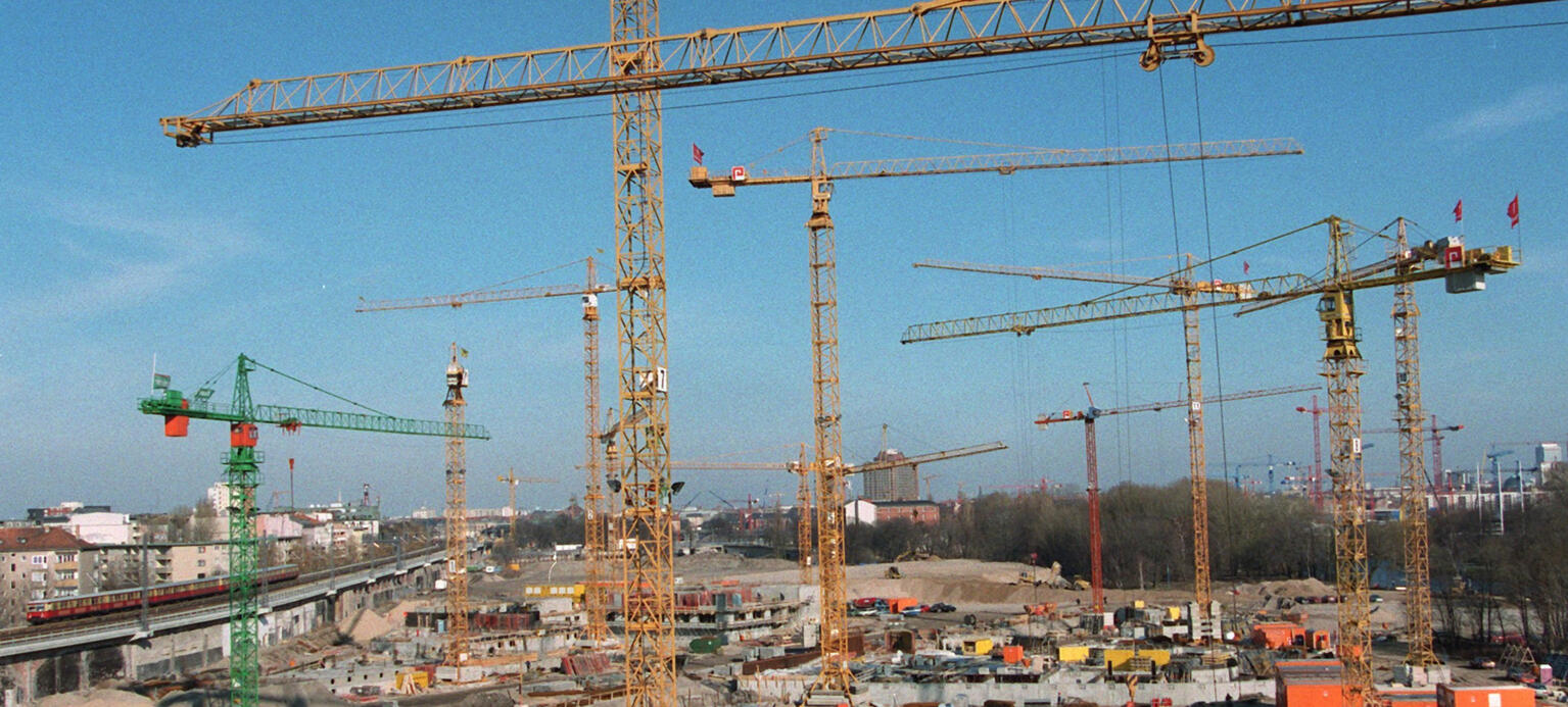 Bei strahlendem Sonnenschein drehen sich am Moabiter Werder in Berlin die Kräne. 