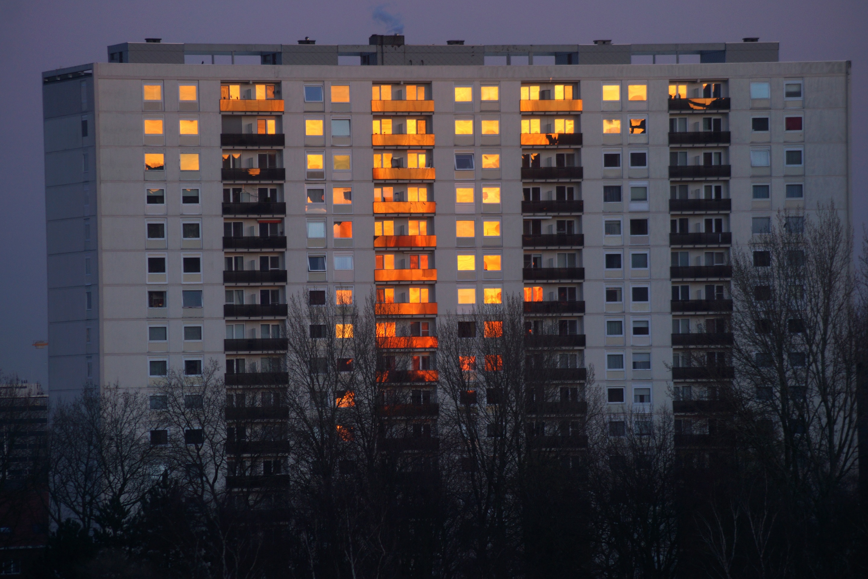 großes Mehrfamilienhaus bei Sonnenuntergang